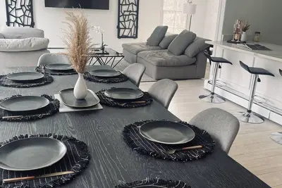 Image de Ultra modern industrial contemporary 5min drive to the beach&🌎 famous dune road