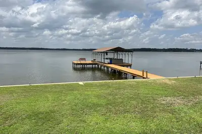 Image de Lakefront Oasis with Private Boat Dock on Lake Palestine
