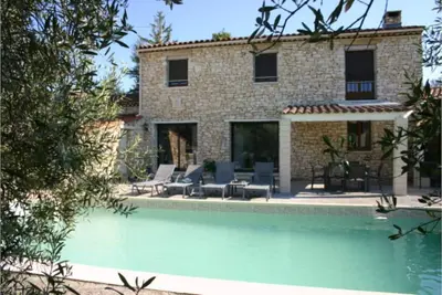 Image de Demeure de charme lacerisay en pierre avec grande piscine