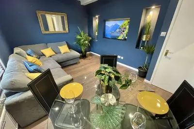 Image de A Cozy Oasis - A Stroll from Gardens to Beach