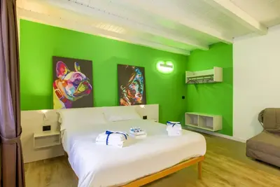 Image de Purple - Room in nature with private bathroom