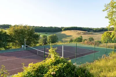 Image de Tennis court and pool. New kitchen for summer 2022