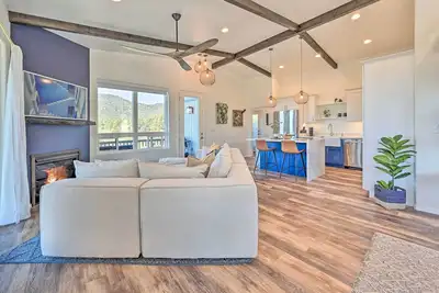 Image de Mtn Views & Gas Fire Pit: Luxe Pine Escape!