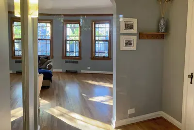 Image de Family friendly 3-bedroom apartment near parks in vibrant Chicago