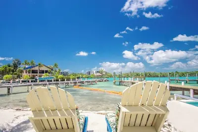 Image de Sandy Shores and Sunsets in your own back yard 4 bed 4 bath with pool and dockage