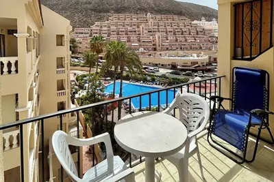 Image de 1 bedroom duplex, pool view, in Castle Harbour (C113)