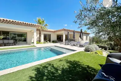 Image de Villa récente avec 5 chambres et piscine privée