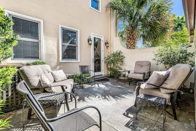 Image de Perfect Family Getaway on Broughton with Parking and Patio by Lucky Savannah