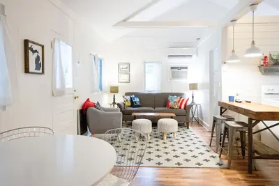 Image de Beachy Bungalow w\/Shared Lake Michigan Beach