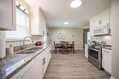 Image de Perfect Location! Short Term Temporary Housing