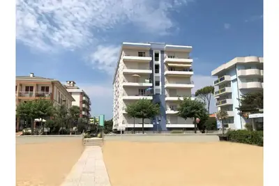 Image de Three-bedroom apartment in beachfront condominium