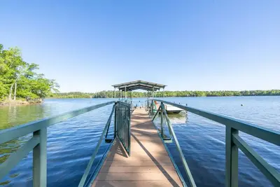 Image de Lakefront Retreat on Lake Hartwell - 5 mins to downtown Hartwell