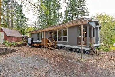Image de Hart Haus at Stevens Pass- spacious w/ hot tub, Ev charger, enclosed yard for pets!