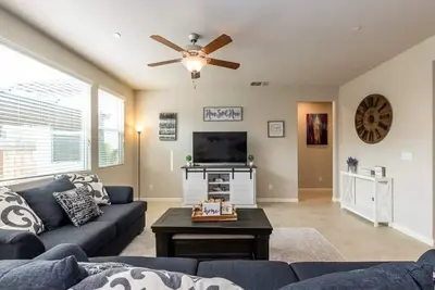 Image de Clovis House, Sleeps 10, Hammock, Covered Patio, Game Table