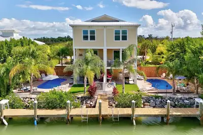 Image de Attn Large Groups: Waterfront home w/8 Bedrooms, 2 pools & a private dock