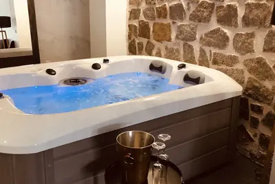 Suite with private jacuzzi in Corsica