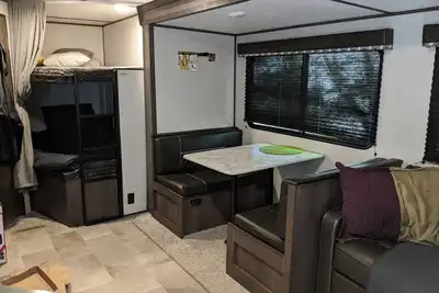 Image de Affordable! Cozy Recreational Trailer With Fireplace