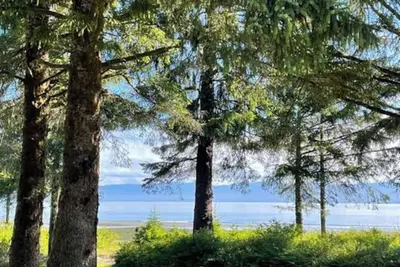 Image de Beachfront Cabin – Pet-Friendly Romantic Escape w/ Views & Huge Deck