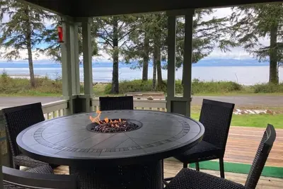 Image de Walk out the front door, across a grass lawn and onto a sandy beach