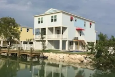 Image de Free Fishing Charter! Get Hooked - 30 ft dock, plenty of parking & private pool