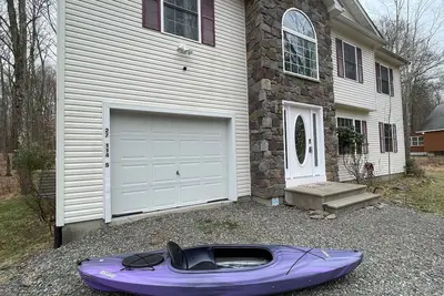 Image de Villa in Arrowhead Pocono Resort community Walking to the Lake.