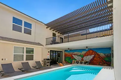 Image de It has a private pool, bunk room, arcade & fire pit!