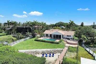 Image de Paradise with a pool, pier and private beach area