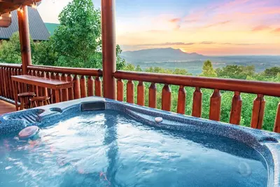 Image de E. Z drive! Wow Views, hotTUB 🎱 Pool Table, fireplace Close to Gatbg & Dollywood