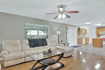 Image de 🍹🌞 Coastal Bliss! Near Beaches, Dog Friendly, and Private Fenced Yard!