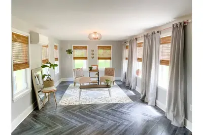 Image de Gorgeous, Fully Remodeled Open Floor-Plan!