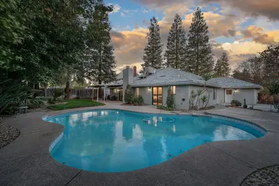 Image de Pool| Game Room|3/2|Sleeps 10:Class Act in Fresno!