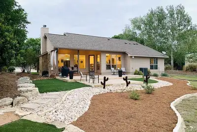 Image de Quiet tree lined street, 1 minute from downtown Boerne