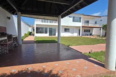 Image de Vacardi Beach front Roomy 5 Bd, 5 Ba, 1 studio 2 Story House large yard  jacuzzi