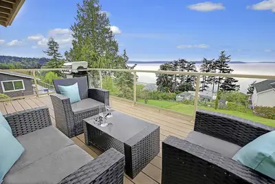 Image de Pristine modern home with sweeping water views