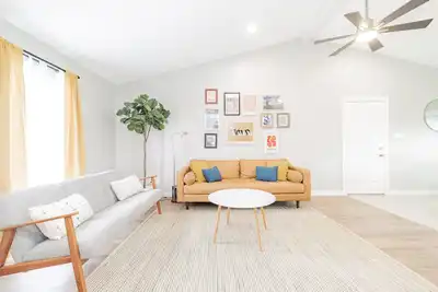 Image de Cozy, Mid Century Modern, recently remodeled 3/2 in Allen