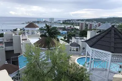 Image de Island Paradise with private gazebo and roof deck