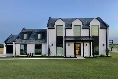 Image de Quiet gated neighborhood, 8 miles from Southern Hills - New build w/ heated pool