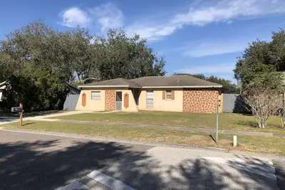 Image de 3/2 Modern Valrico Entire Home. Pet-Friendly!
