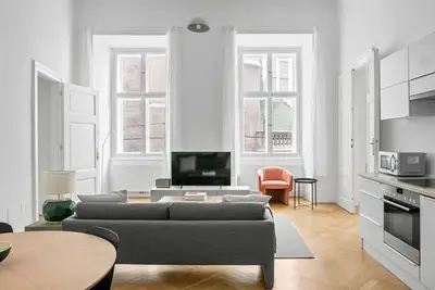 Image de Classic Innere Stadt 2br in Core City Center, by Blueground
