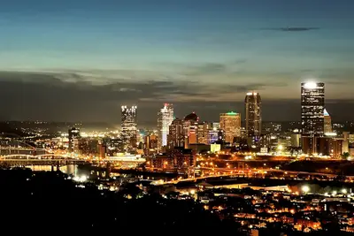 Image de House overlooking City Skyline, River and Bridges