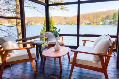 Image de Cozy Lakefront Bungalow w firepit/dock/kayaks