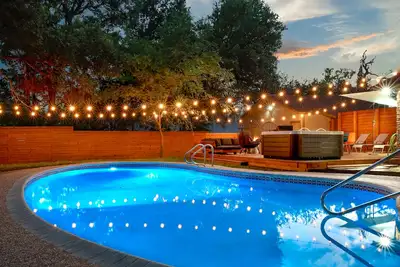 Image de HotTub~Pool~Firepit~GameRoom~Yoga Gym~Ev Charger