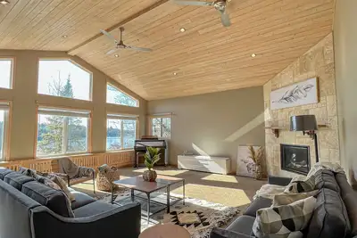 Image de Ahmic Lake Resort's 5-bedroom Luxury House