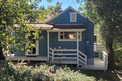 Image de Cristine's Cozy Cottage in the Woods - Close to Town and Pet Friendly!