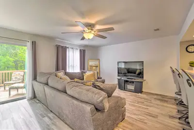 Image de Updated Townhome w/ Deck ~ 12 Mi to Beaches!