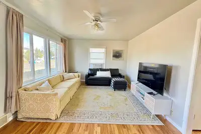 Image de Historic 2 bedroom home in Old Town-main floor