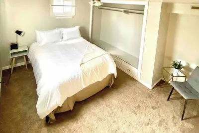 Image de Cozy Basement Apartment - blocks from Old Town