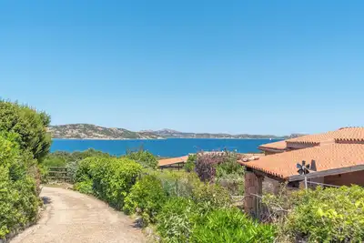Image de Maison de vacances à Punta Nera près de la plage avec vue sur la mer et jardin.