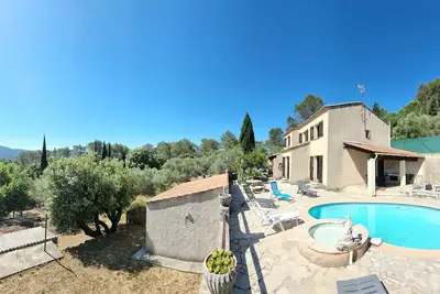 Image de Villa avec piscine au coeur des oliviers