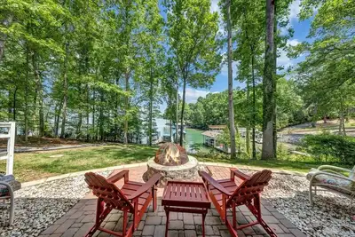 Image de Lake Reflections - Lakefront with private dock, & Fire pit